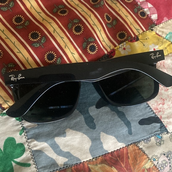 Black Ray-Ban Sunglasses - Picture 2 of 4
